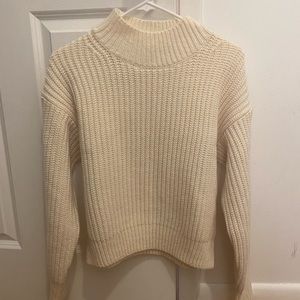 Uniqlo cropped mock neck sweater. Size S